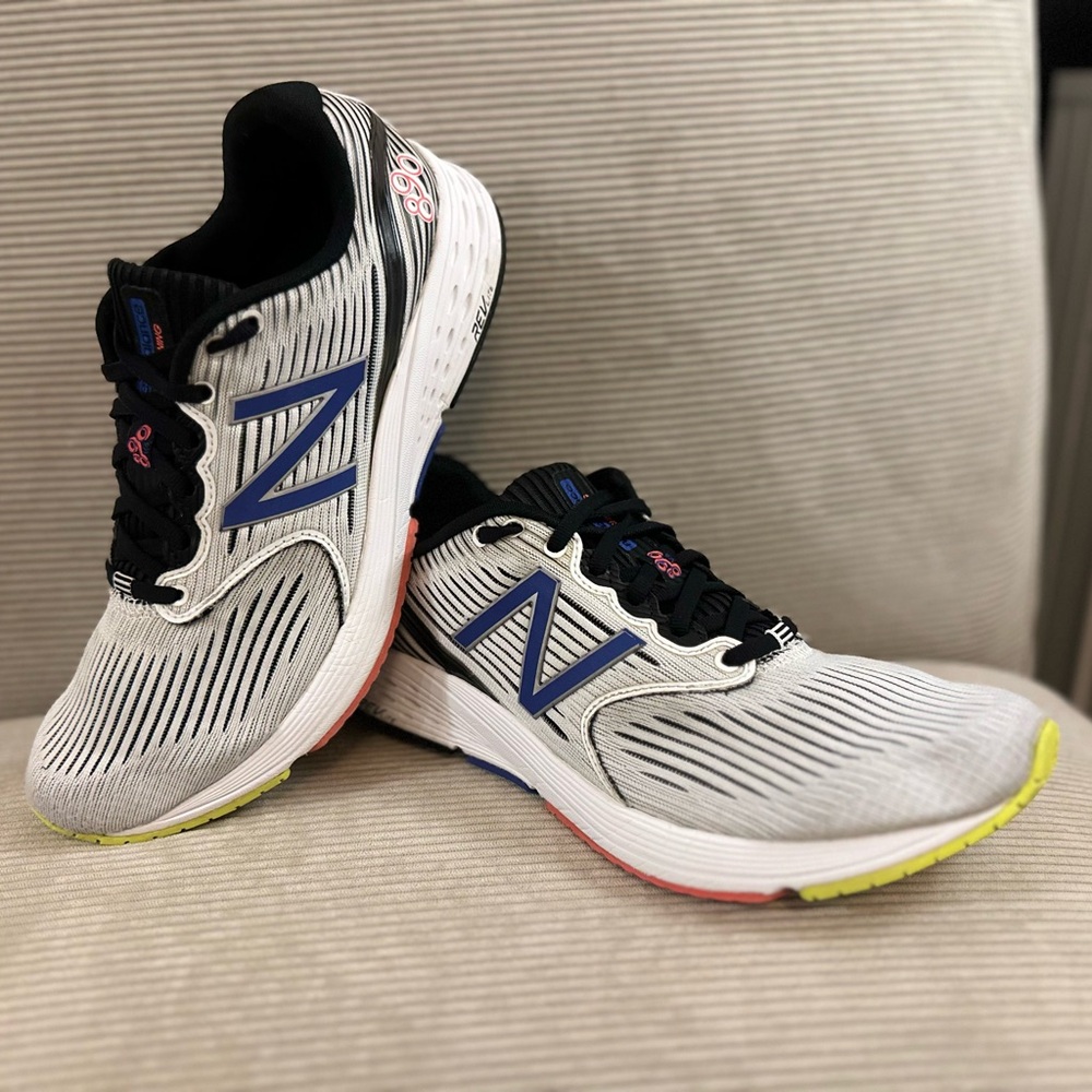 New Balance Women's 890v6 running shoes. 
Size 9.5